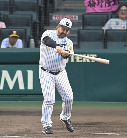 　打席でスイングするランディ・バース氏（撮影・飯室逸平）