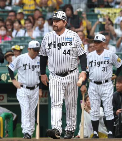 　スイングセレモニーで打席に向かうスイングセレモニー（中央）＝撮影・北村雅宏