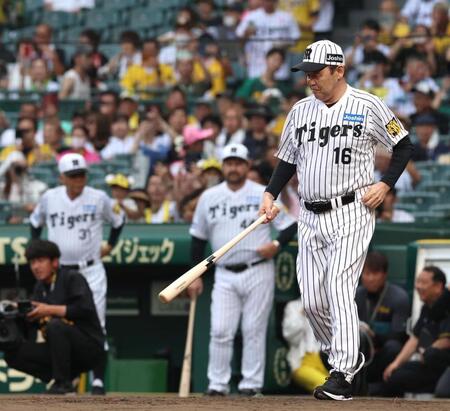 　スイングセレモニーで打席に向かう岡田彰布オーナー付顧問（右）＝撮影・北村雅宏