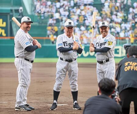 　バックスクリーン３連発を再現し記念写真に納まる（左から）ランディ・バース氏、掛布雅之氏、岡田彰布氏（撮影・立川洋一郎）