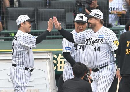 　ハイタッチを交わす岡田彰布顧問（左）とバース氏（撮影・飯室逸平）