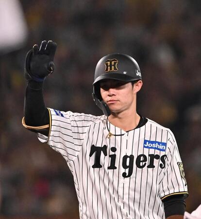 【写真】危ない！衝撃の激突　ファウルグラウンドで激しく交錯する巨人選手