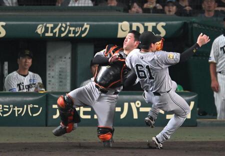 　５回、森下の邪飛を追い、交錯する岸田と増田陸（６１）＝撮影・飯室逸平