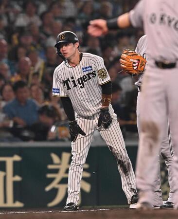 　５回、森下の邪飛で三進した中野（撮影・西田忠信）