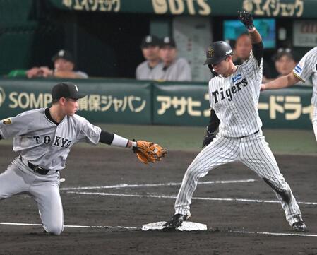 　５回、森下の邪飛で三塁へ進む中野（撮影・飯室逸平）