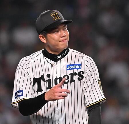 　４回を無失点で切り抜け、ベンチに戻る才木（撮影・西田忠信）