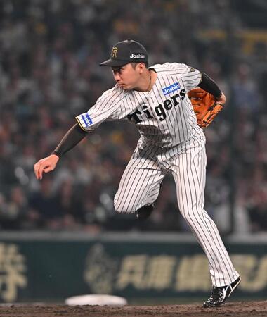 　８回、５番手で登板する石井（撮影・西田忠信）