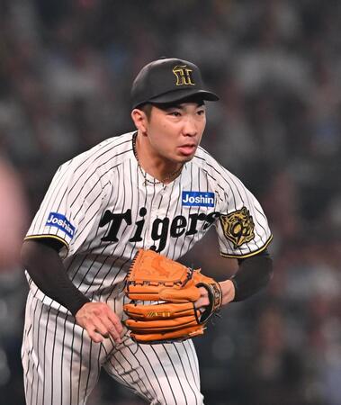 　８回、中山の打球で一塁ベースカバーに走る石井（撮影・西田忠信）