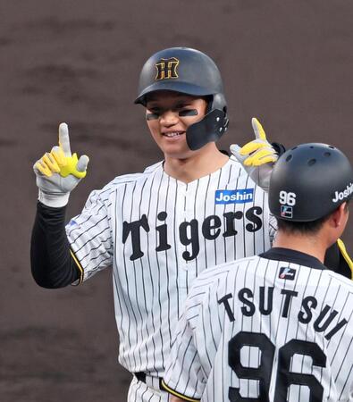 　３回、左前へ適時打を放ちベンチへ向かってポーズする森下（撮影・立川洋一郎）