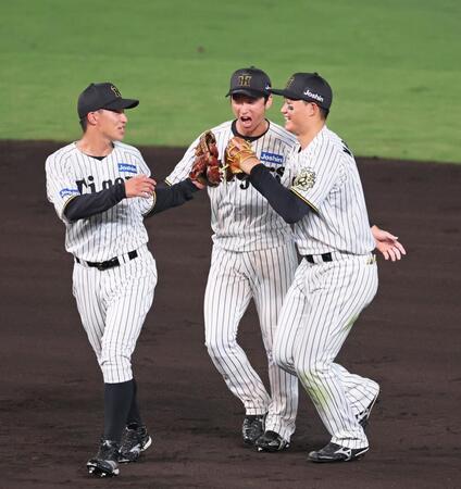 　巨人に勝利し森下（右）、植田（左）と喜び合う近本（撮影・立川洋一郎）