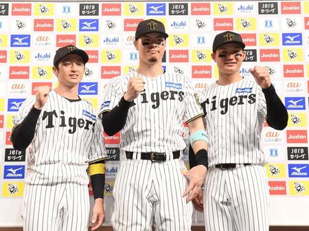 　お立ち台でポーズを決める（左）から近本、佐藤輝、森下（撮影・西田忠信）