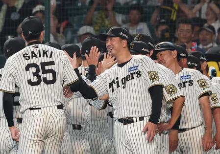 　勝利を挙げた才木を迎える藤川監督（中央）＝撮影・北村雅宏