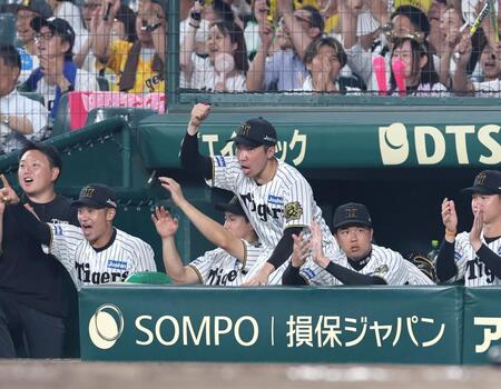 　チームが勝利し、拳を握る石井（中央）＝撮影・北村雅宏