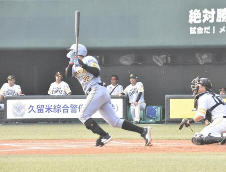 　初回、先制の適時三塁打を放つ井上