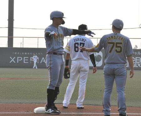 　三塁打を放ち、塁上でカモメポーズをする井上