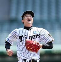 　練習の合間、笑顔を見せる才木（撮影・田中太一）