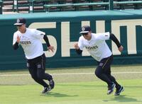 　短パン姿で練習する森下（右）と前川（撮影・立川洋一郎）