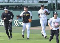 　１軍に合流した石井（左から２人目）