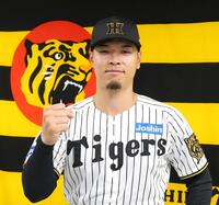 　ファン投票でオールスターゲーム出場が決まり、ポーズを決める佐藤輝（撮影・北村雅宏）