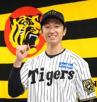 　ファン投票でオールスターゲーム出場が決まり、ポーズを決める近本（撮影・北村雅宏）