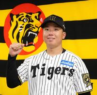 　ファン投票でオールスターゲーム出場が決まり、ポーズを決める村上（撮影・北村雅宏）