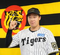 　ファン投票でオールスターゲーム出場が決まり、ポーズを決める大山（撮影・北村雅宏）