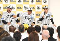 　笑顔でトークショーを盛り上げる（右から）岡田彰布顧問、掛布雅之ＯＢ会長、ランディ・バース氏（撮影・飯室逸平）