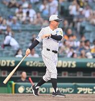 　スイングセレモニーに登場した掛布ＯＢ会長（撮影・西田忠信）