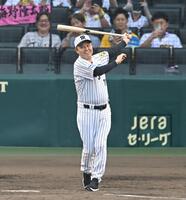 　打席でスイングする岡田彰布顧問（撮影・飯室逸平）