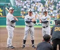 　バックスクリーン３連発を再現し記念写真に納まる（左から）ランディ・バース氏、掛布雅之氏、岡田彰布氏（撮影・立川洋一郎）