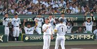 　３回、追加点に沸く阪神ナイン（撮影・飯室逸平）