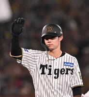 　５回、二塁打を放ちポーズを決める中野（撮影・西田忠信）