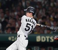 　５回、二塁打を放つ中野（撮影・北村雅宏）