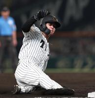 　５回、森下の一邪飛で三進する二走・中野（撮影・北村雅宏）