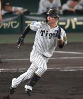 　５回、二塁打を放ち激走する中野（撮影・飯室逸平）