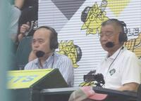 　解説する岡田彰布オーナー付顧問と掛布雅之ＯＢ会長（右）＝撮影・北村雅宏