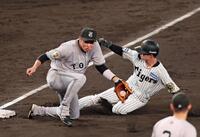 　５回、森下の一邪飛で三塁へ進塁する中野（撮影・立川洋一郎）