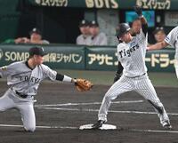 　５回、森下の邪飛で三塁へ進む中野（撮影・飯室逸平）