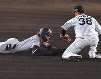 　７回、安打を放ち果敢に二塁を狙うもアウトになるキャベッジ（撮影・飯室逸平）