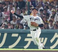 　７回、キャベッジの安打を処理し、二塁へ送球してタッチアウトにする森下（撮影・北村雅宏）