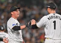 　７回に好守備を見せた森下（右）をベンチ前で迎える桐敷（撮影・西田忠信）