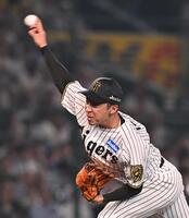 　８回、５番手で登板する石井（撮影・西田忠信）