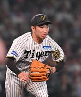 　８回、中山の打球で一塁ベースカバーに走る石井（撮影・西田忠信）