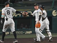 　８回、好リリーフを見せ佐藤輝（８）らとタッチを交わす石井（撮影・飯室逸平）