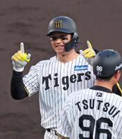 　３回、左前へ適時打を放ちベンチへ向かってポーズする森下（撮影・立川洋一郎）