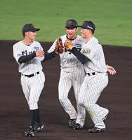 　巨人に勝利し森下（右）、植田（左）と喜び合う近本（撮影・立川洋一郎）