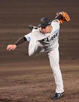 　８回に登板し１イニングを無失点に抑えた石井（撮影・立川洋一郎）