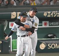 　坂本と勝利を喜ぶ才木（撮影・飯室逸平）