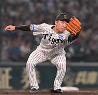 　８回、吉川の打球にグラブを出す石井（撮影・西田忠信）