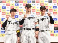 　お立ち台でポーズを決める（左）から近本、佐藤輝、森下（撮影・西田忠信）